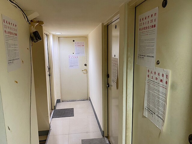 板橋大同街建築物地下室被屋主隔成10間套房出租牟利，遭新北市政府斷電處分。圖／新北工務局提供